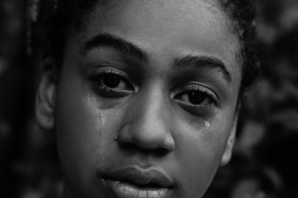3052-monochrome-photo-of-girl-crying-2345374
